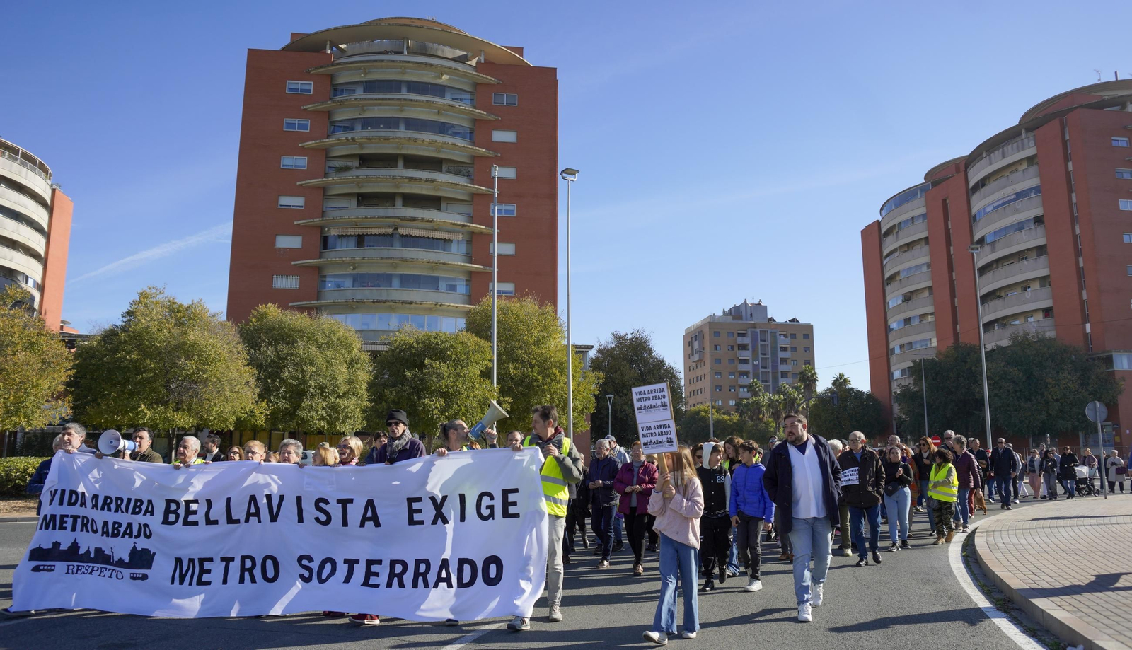 Protesta de Bellavista y Bermejales para reclamar un Metro subterráneo, este sábado.