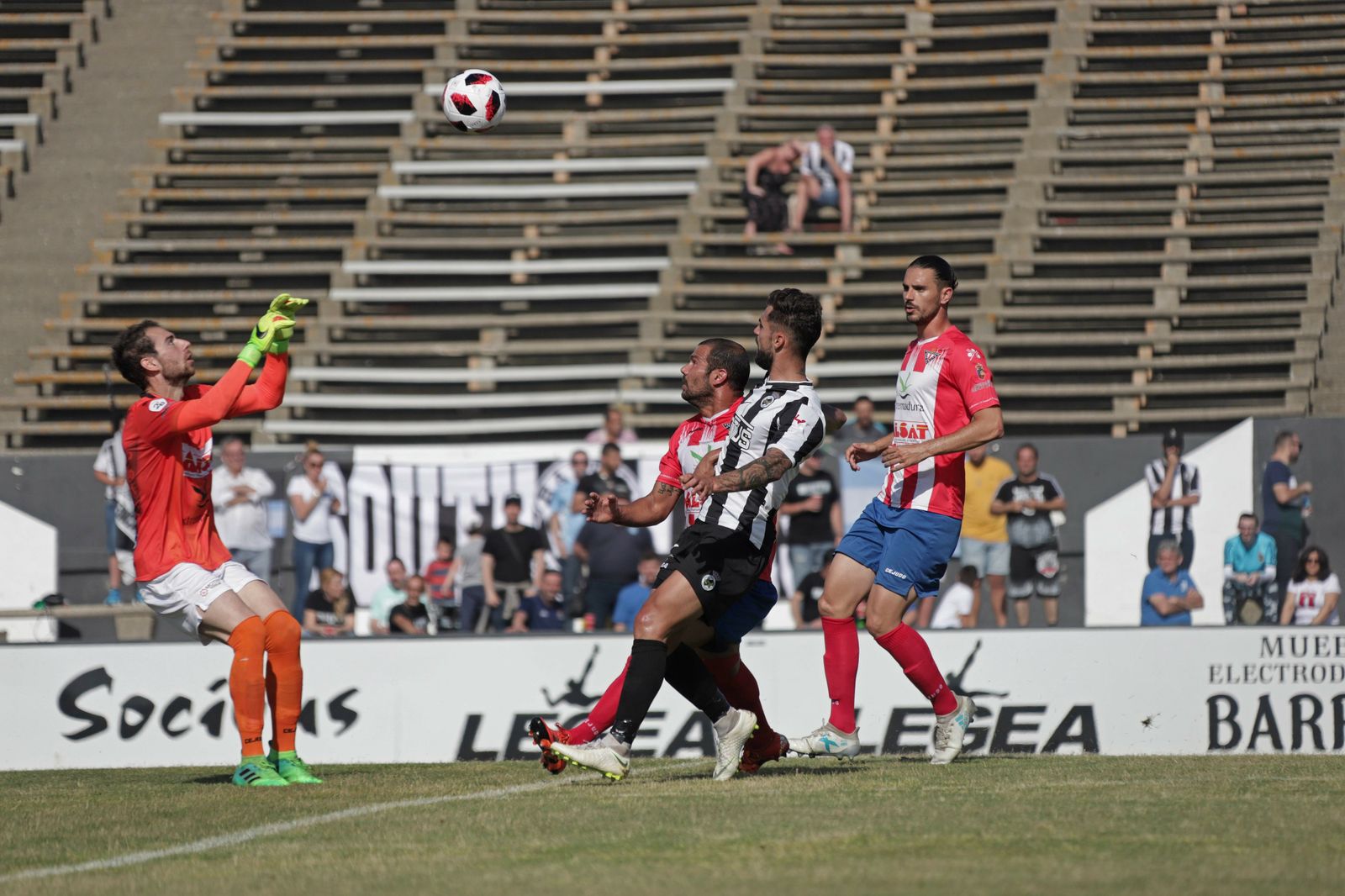 Mario Gómez (d), durante el Balona-Don Benito de la temporada pasada