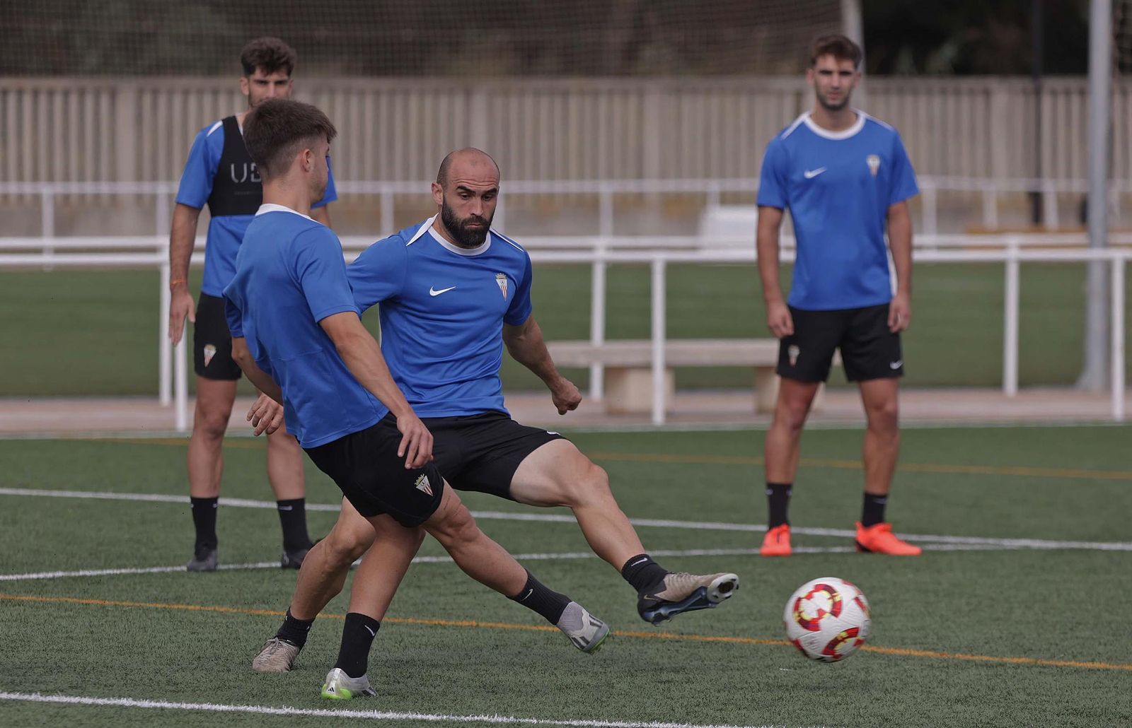 Paris Adot presiona a Neco Celorio durante un entrenamiento del Algeciras.