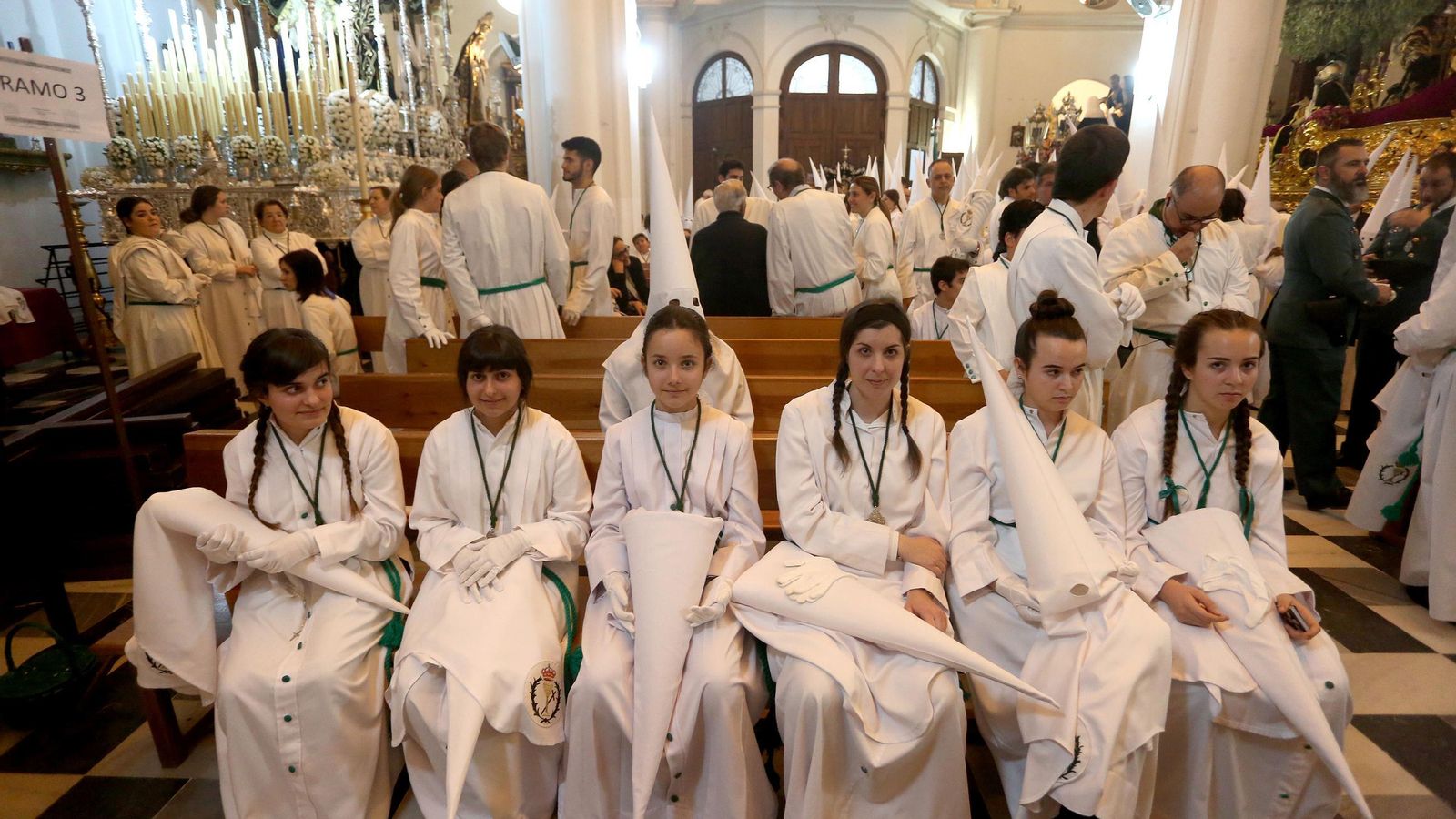 Jóvenes penitentes de Oración en el Huerto, en el interior del templo, en el Jueves Santo de 2017.