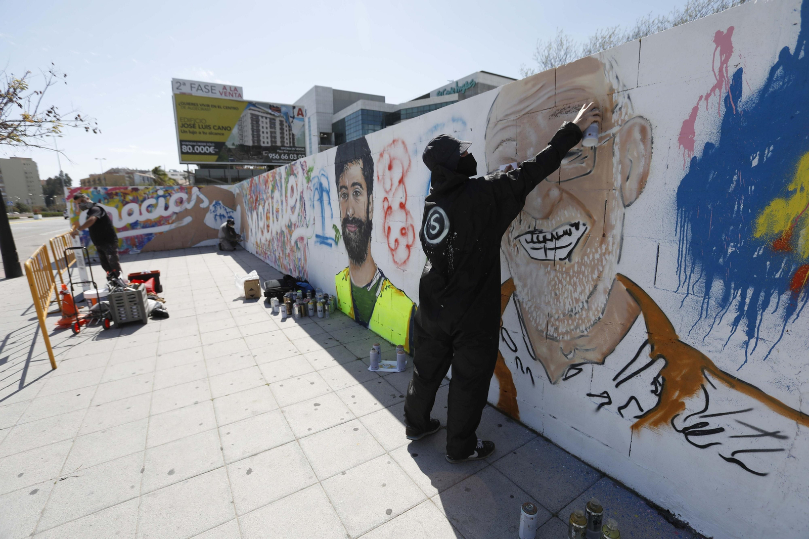 Fotos del mural de agradecimiento a los colectivos de primera línea ante el Covid en Algeciras