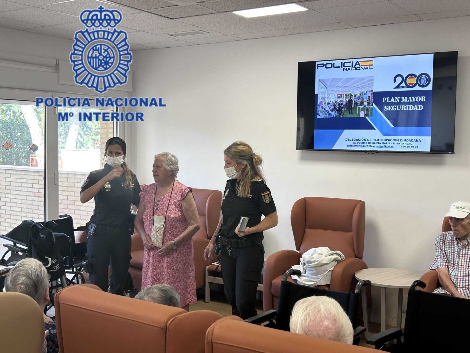 Las agentes, durante la actividad realizada en la residencia de mayores.