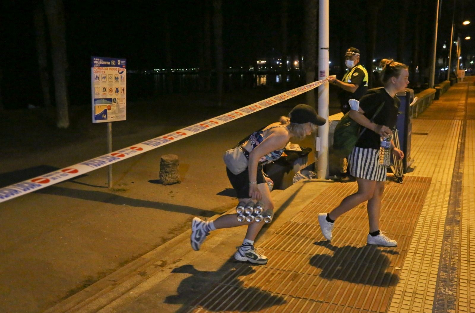 Fotos: Primera noche de cierre de playas en Málaga