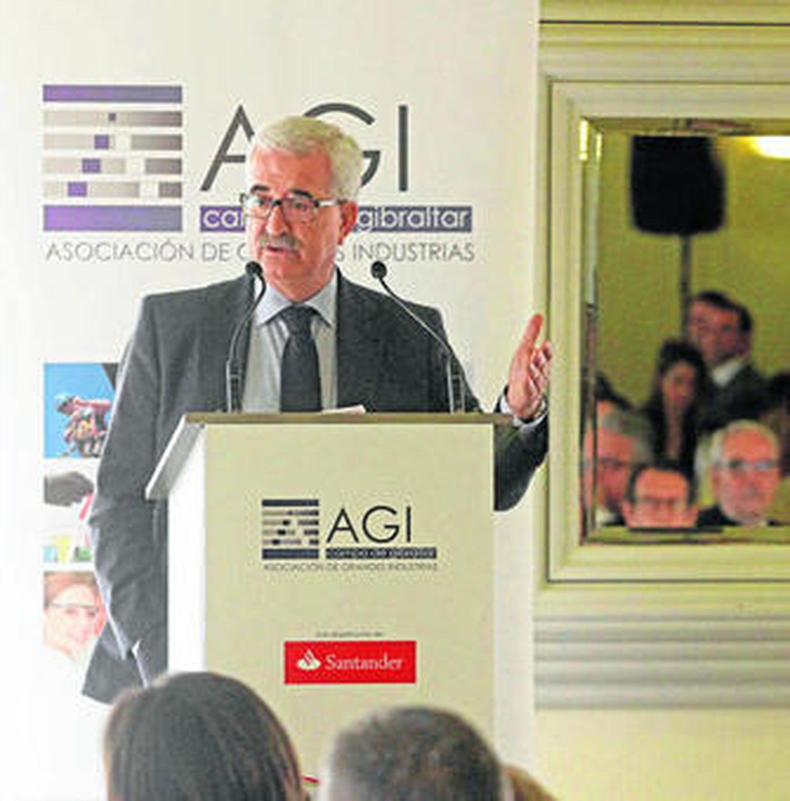 El vicepresidente de la Junta, Manuel Jiménez Barrios, durante su intervención en el acto de la AGI.