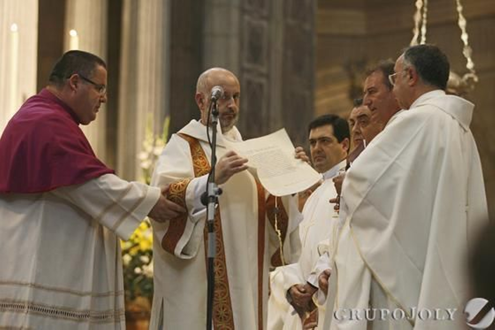 Imágenes de la toma de posesión del nuevo obispo de Cádiz y Ceuta, Rafael Zornoza Boy, en la Catedral de Cádiz.

Foto: Lourdes de Vicente - Joaquin Pino