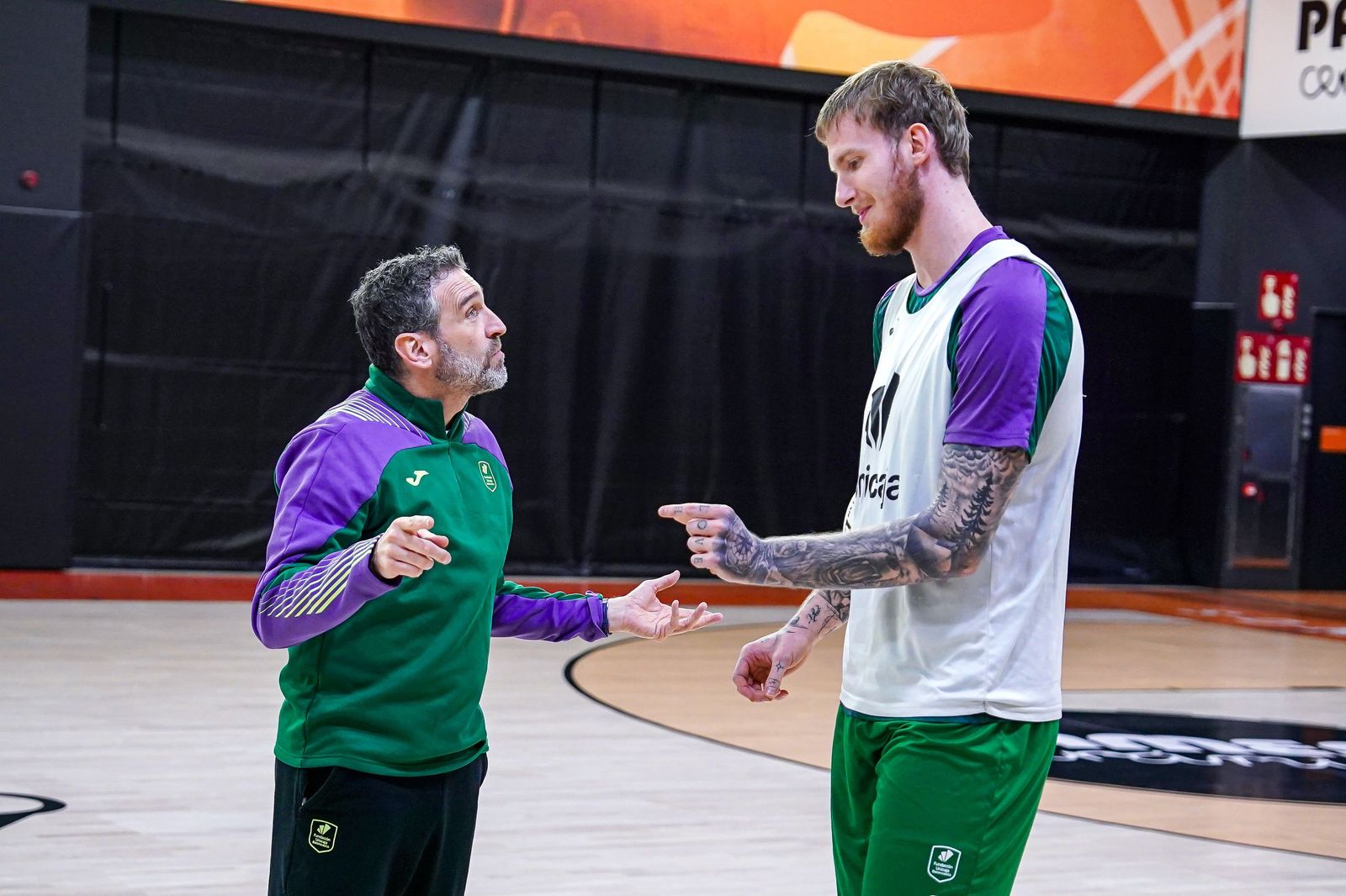 El Unicaja prueba la pista auxiliar del Roig Arena