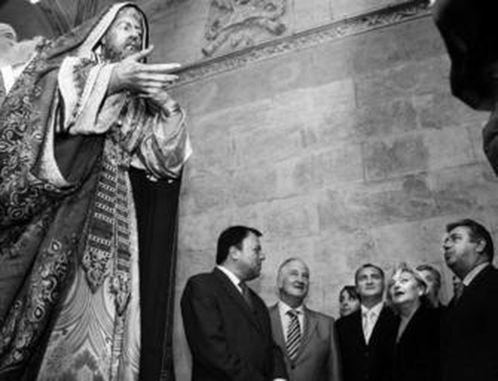 El alcalde, la delegada de Fiestas Mayores, el escultor y el líder de la oposición, con las figuras.