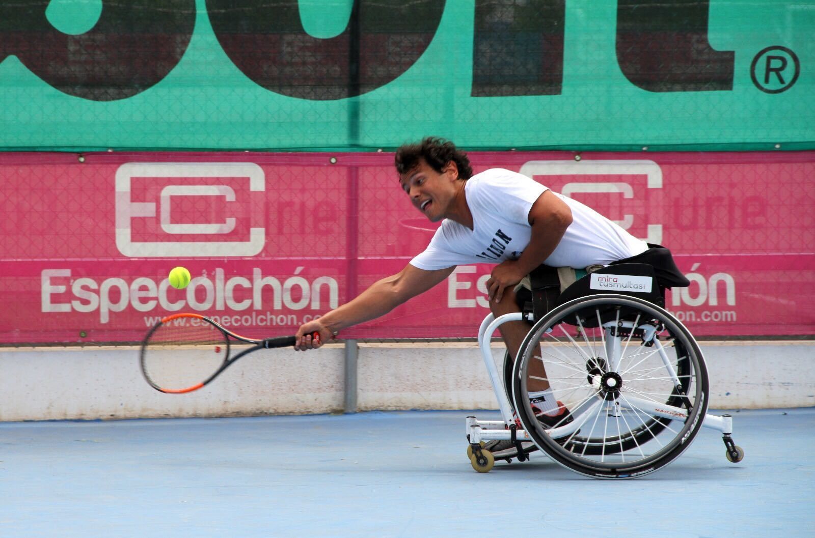 El tenista en silla de ruedas Cisco García durante un entrenamiento.