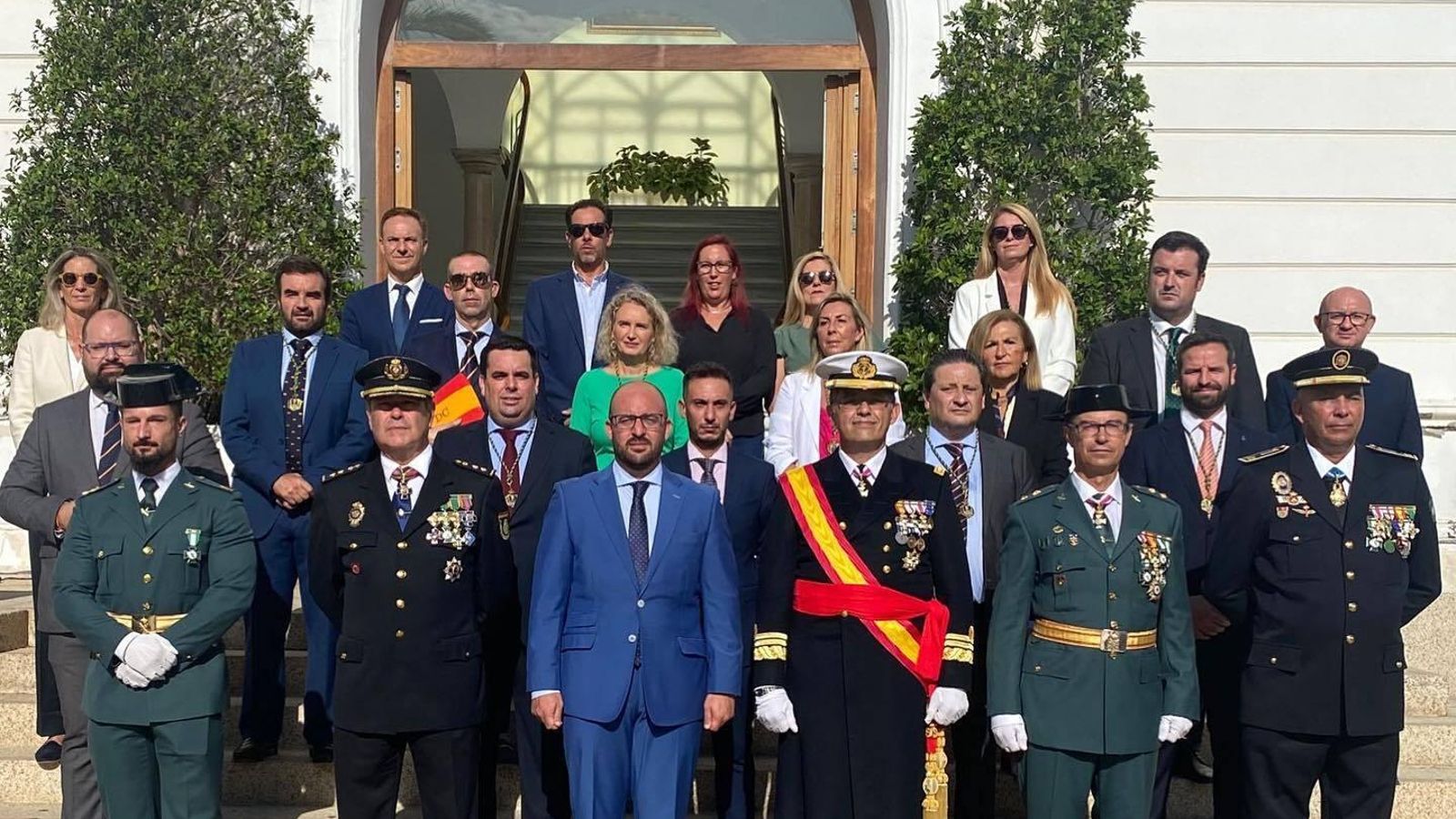 Una foto de las autoridades asistentes al acto institucional.