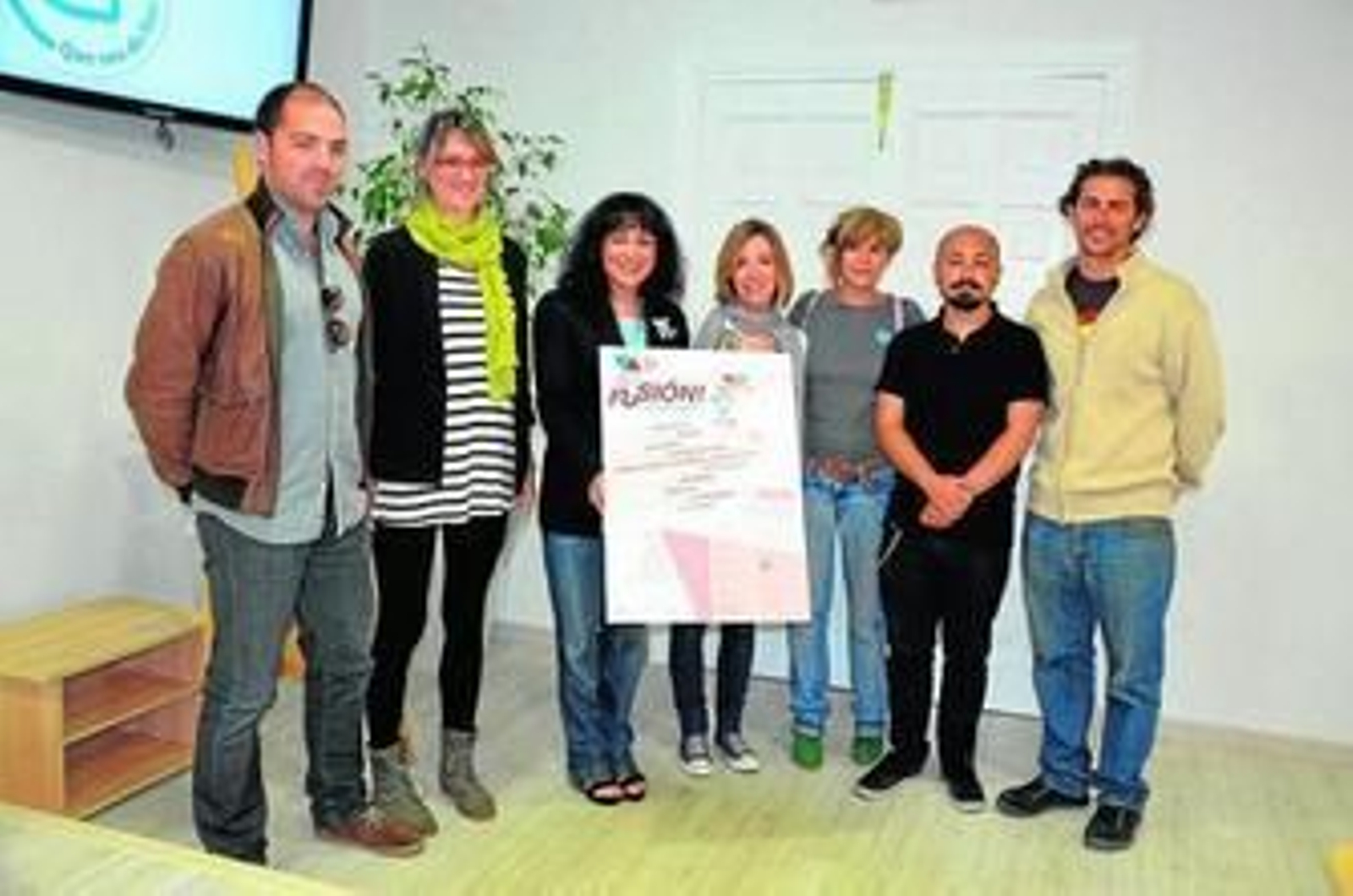 Elena Tobar con Juan Alvarado, Liria Ruciero, Davinia Román y otros representantes de Plocc.