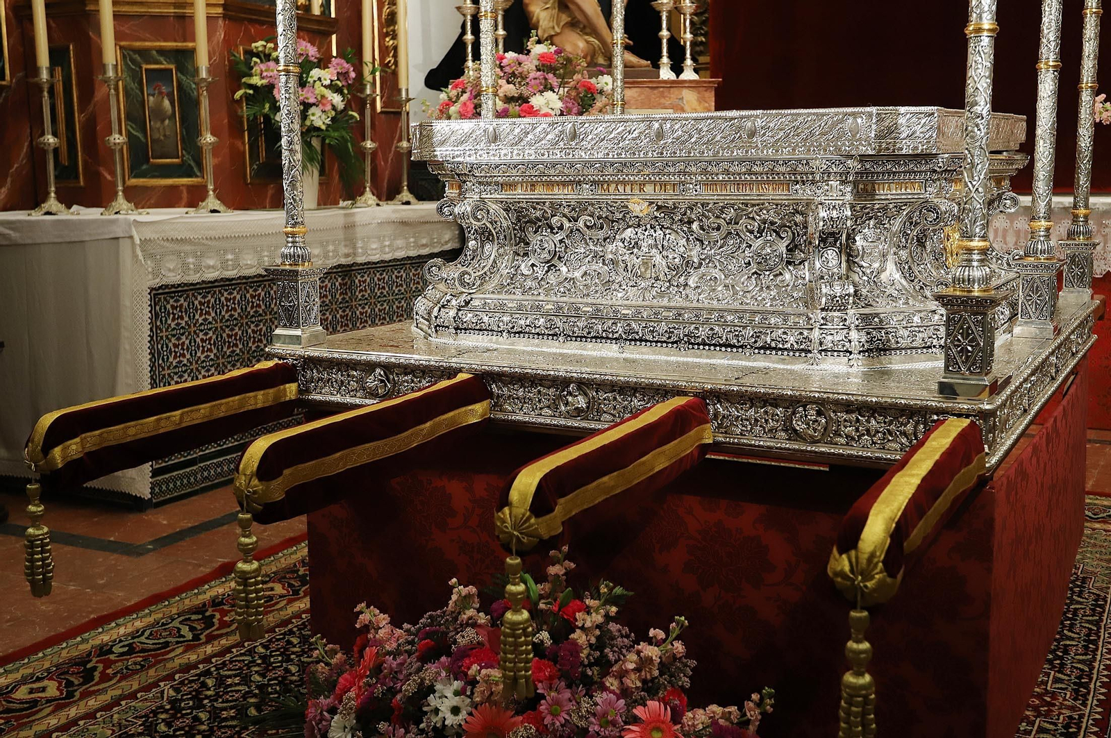 Imágenes de la Virgen del Rocío y sus nuevas andas