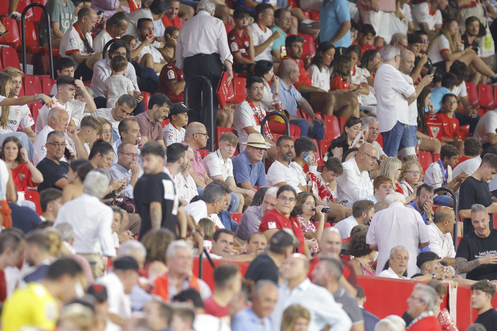 Búscate en las fotos del Sevilla fc-Girona