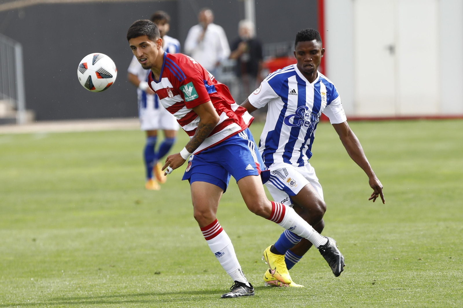 Jugada en el encuentro entre el Recreativo Granada y el Recre en la primera vuelta.