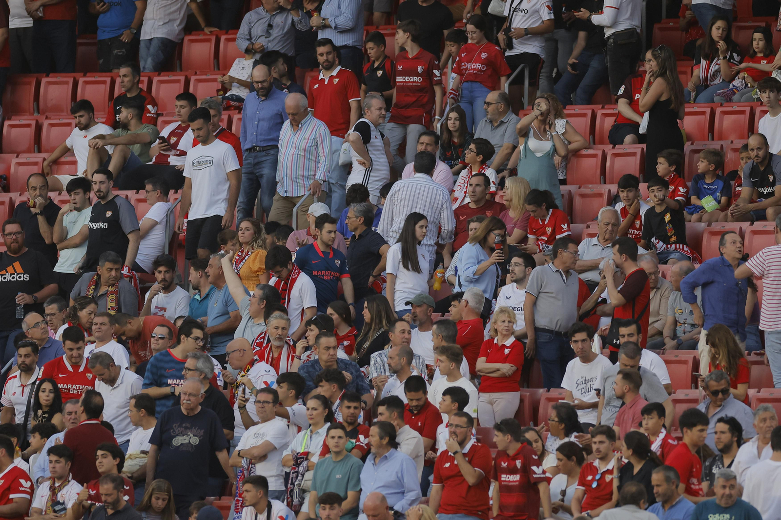 Búscate en las fotos del Sevilla-Girona