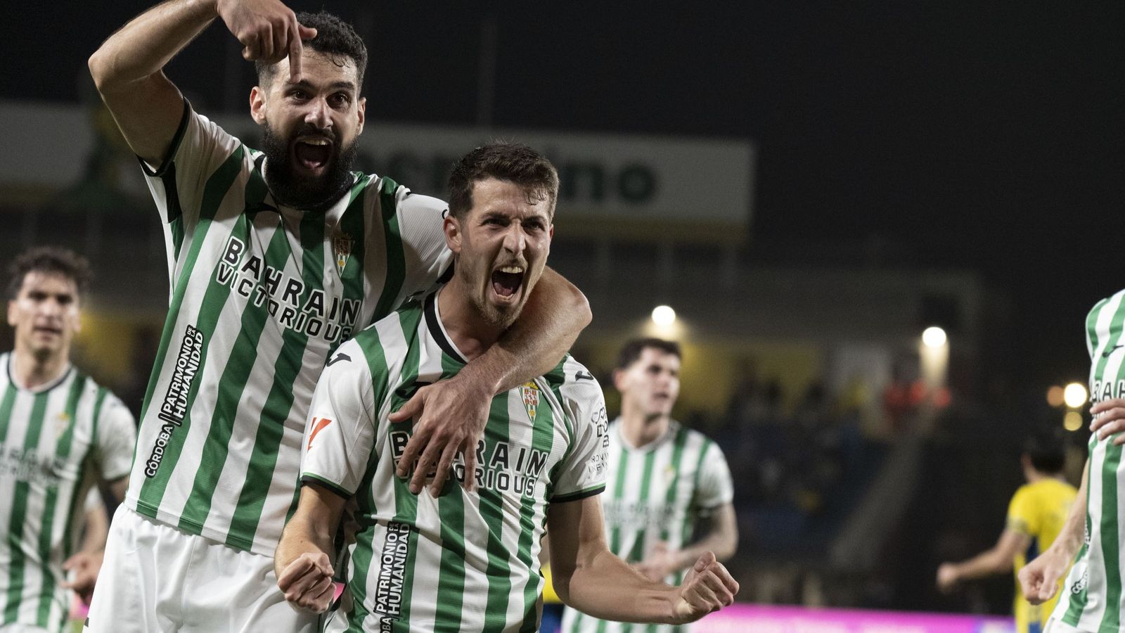 Xavi Sintes y Pedro Ortiz celebran uno de los goles anulados del Córdoba CF ante Las Palmas.