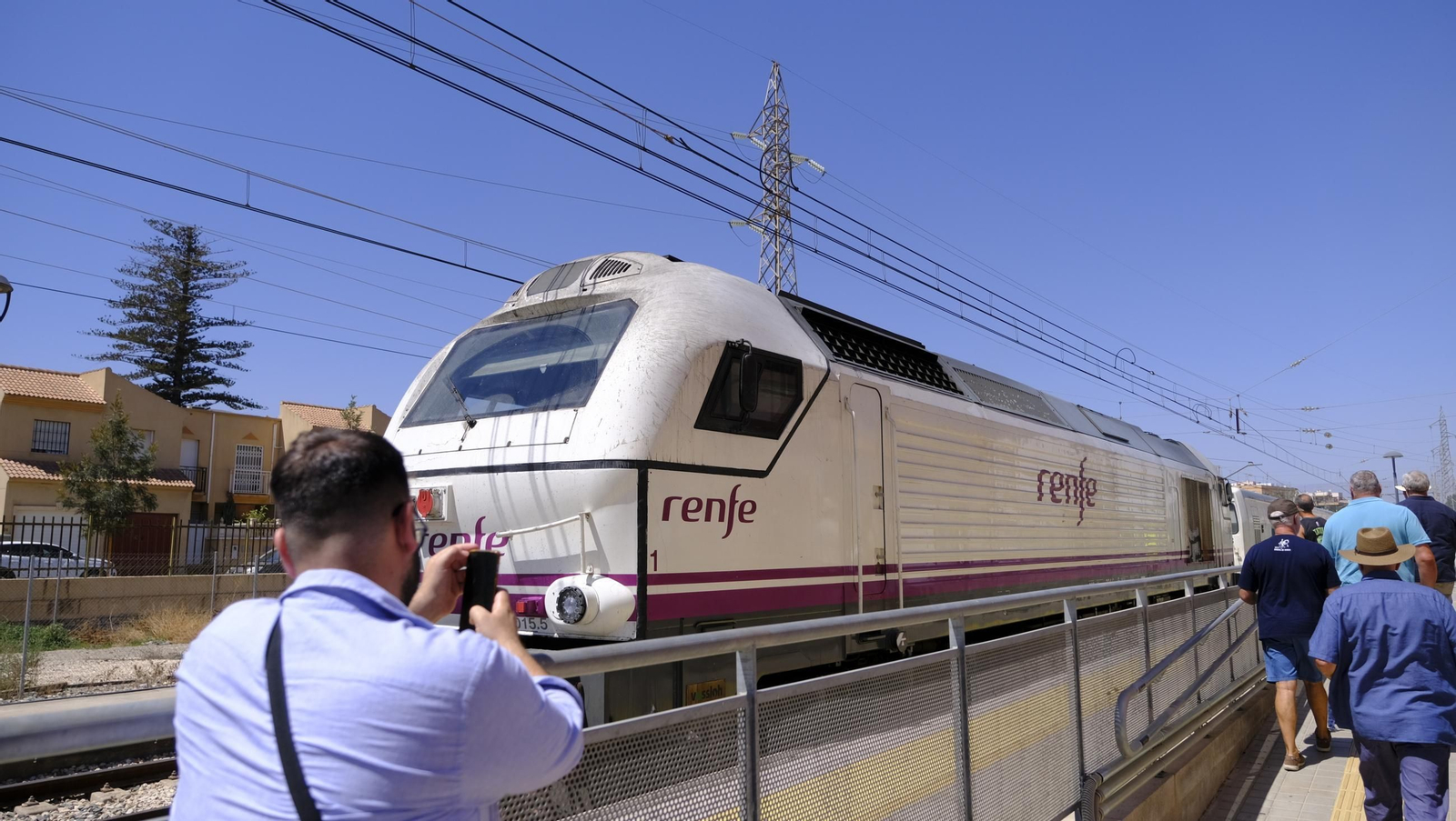 Claveles en defensa del tren en la provincia de Almería, en imágenes