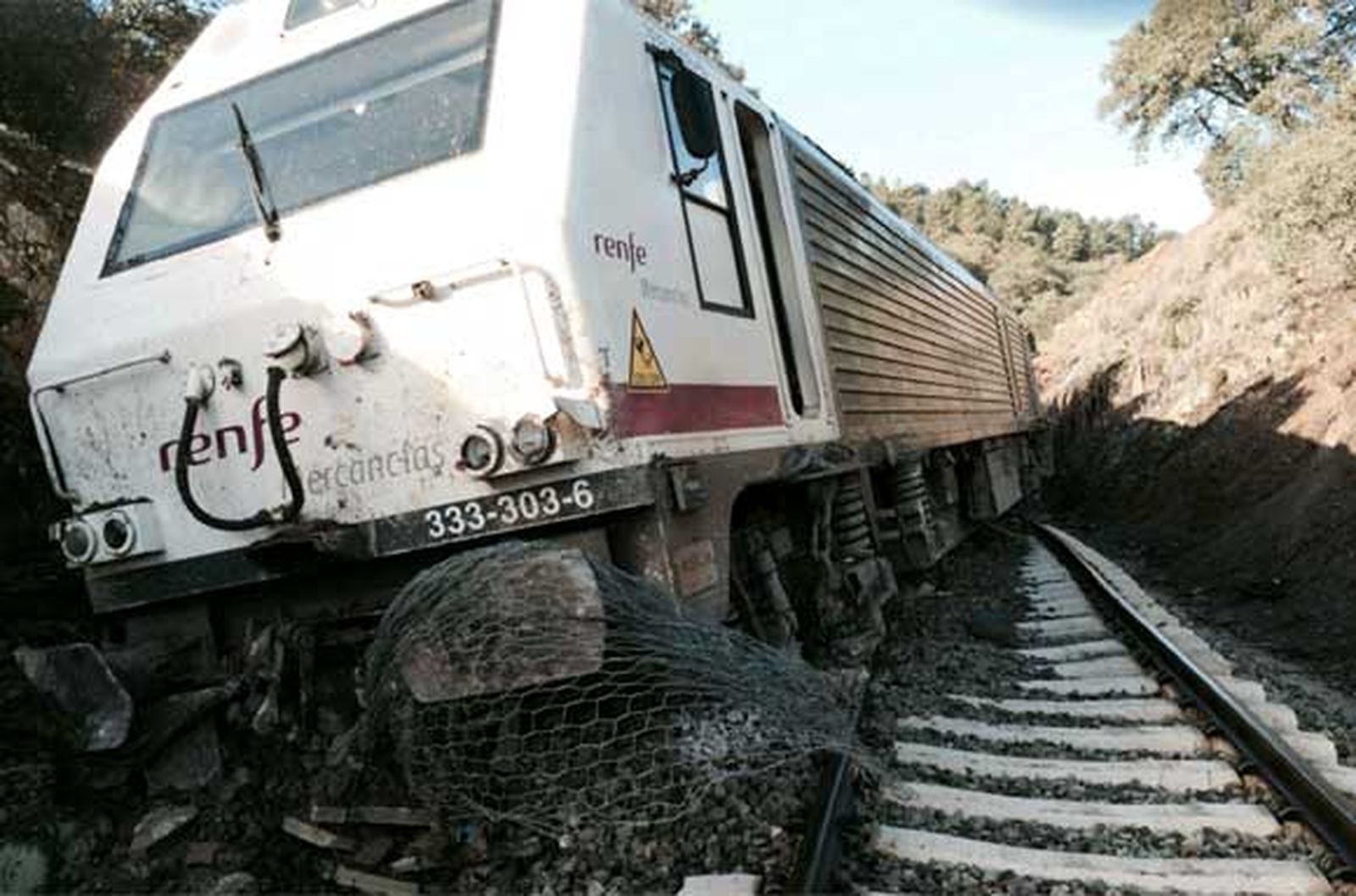 Un tren cargado de amoníaco descarrila en la línea Huelva-Zafra
