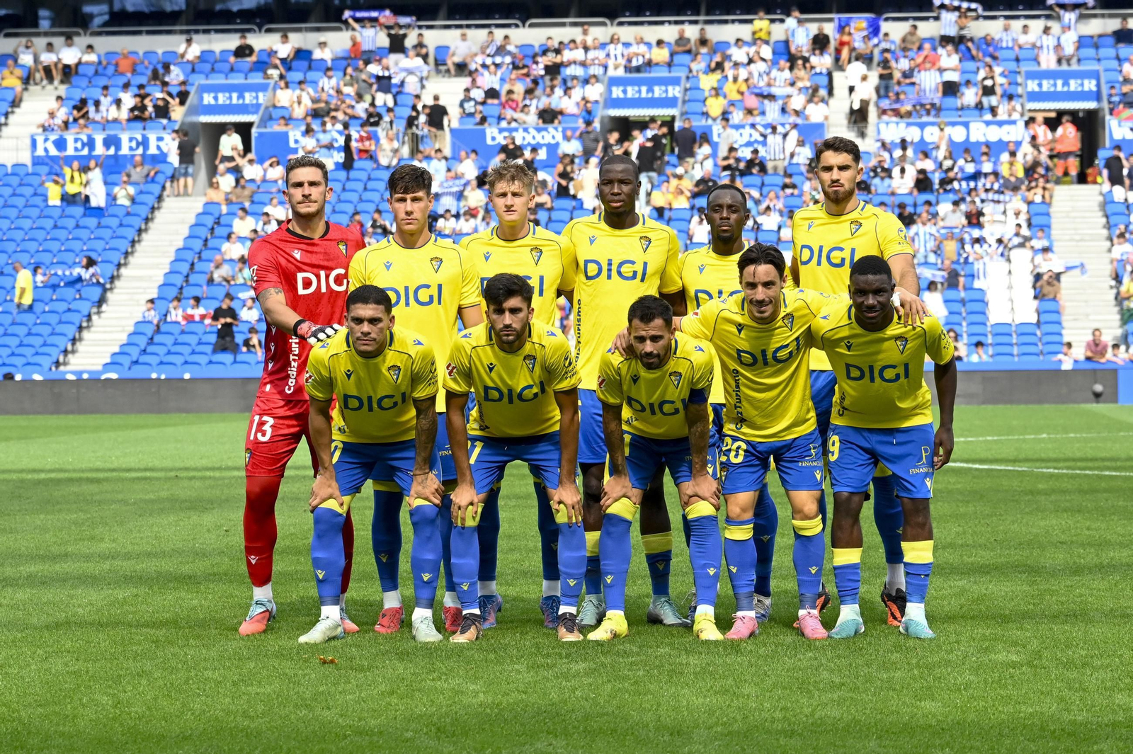 Formación inicial del Cádiz en el partido contra la Real Sociedad B.