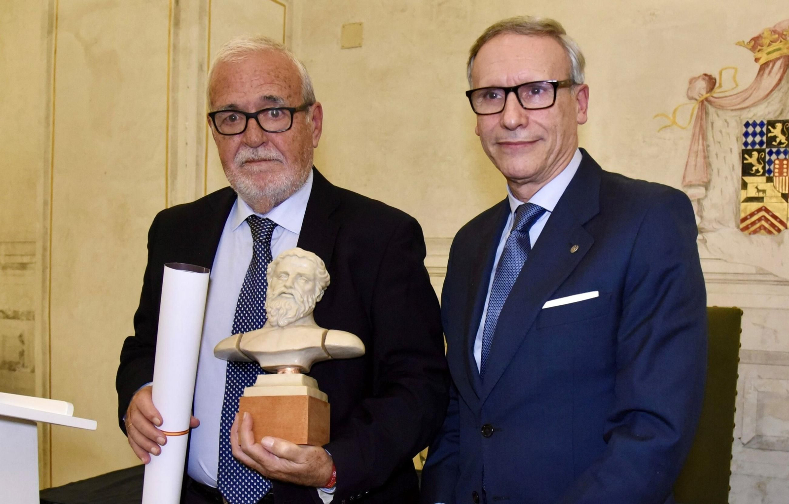 Carlos Colón recibe el premio de Adepa de manos de Ignacio Camacho, miembro del consejo asesor de la asociación conservacionista.
