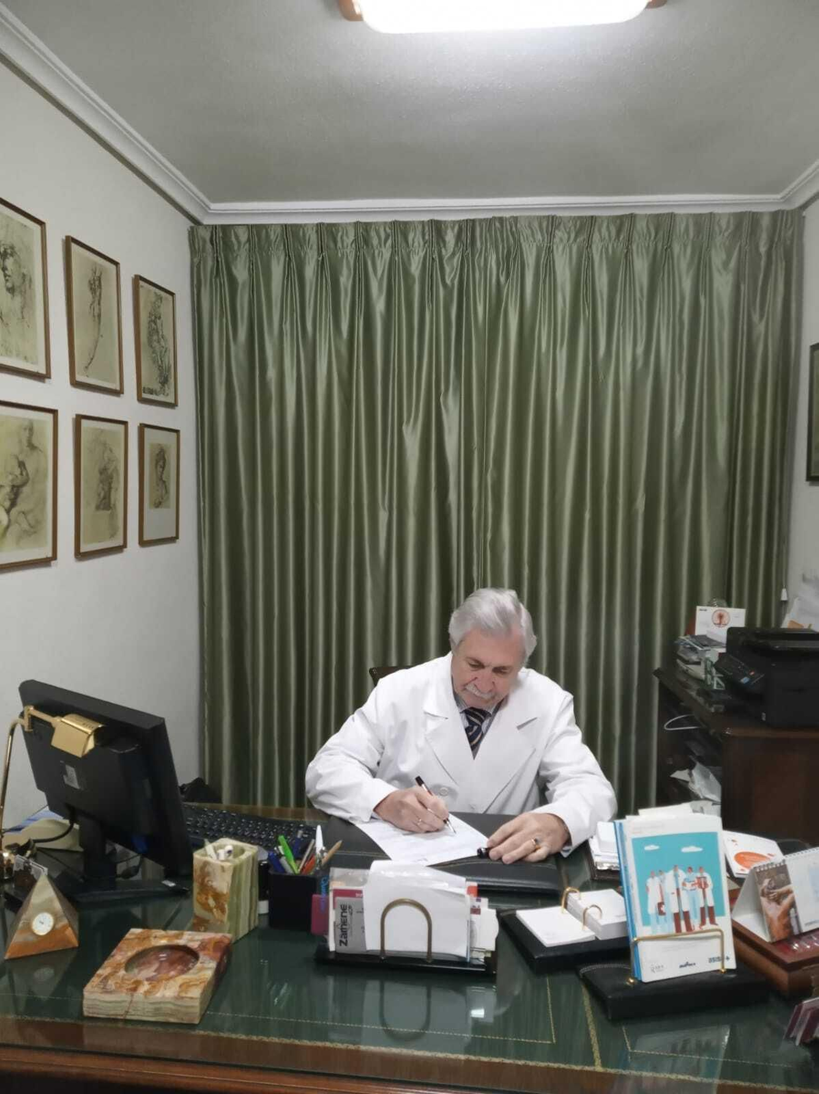 El Dr. Morcillo Zea en su consulta privada de Plaza de San Pedro.