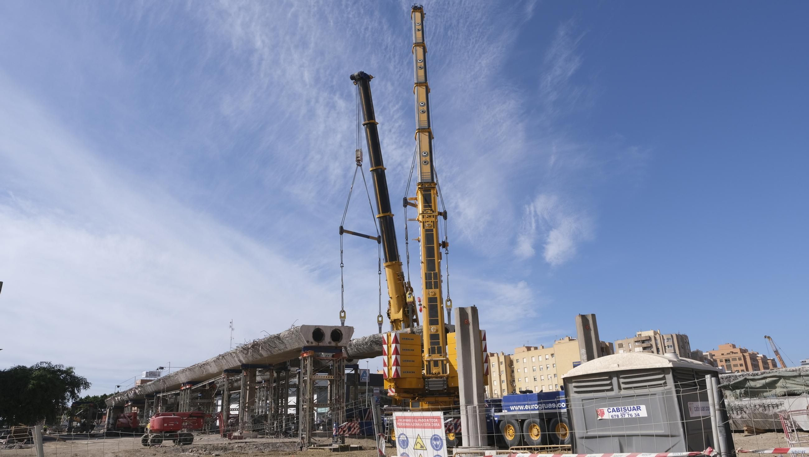 El Puente de la Avenida del Mediterráneo en su última fase de desmantelamiento, en imágenes