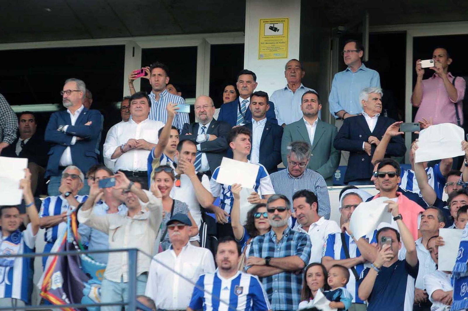 Imágenes del gran ambiente en el Nuevo Colombino en el ascenso del Recre