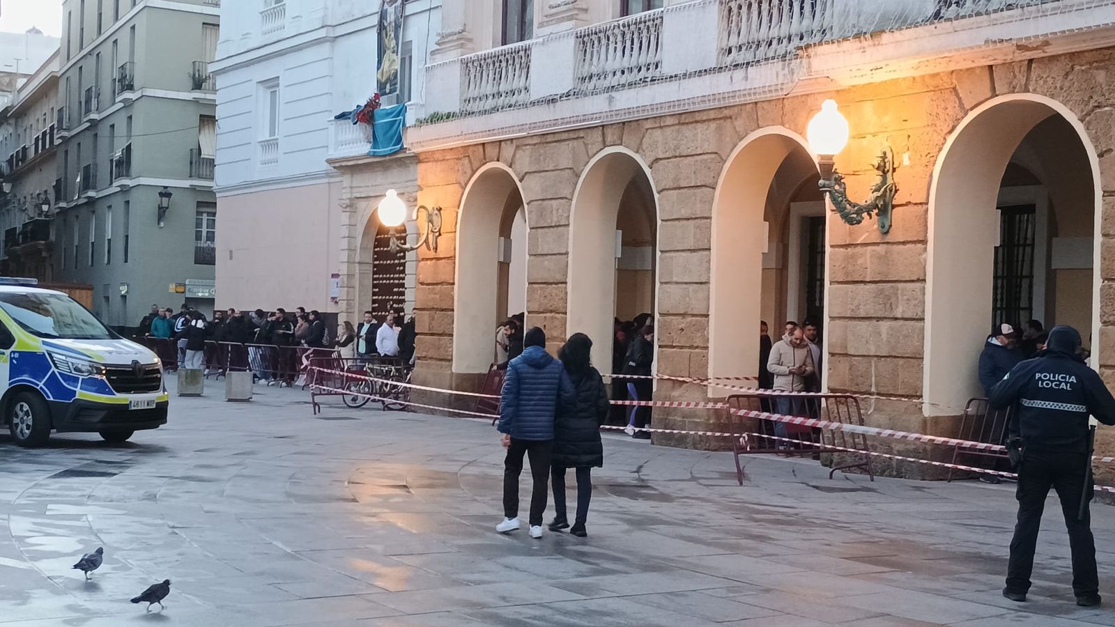 Colas este sábado 10 de enero a las puertas del Ayuntamiento de Cádiz para comprar entradas para cuartos del COAC 2026.