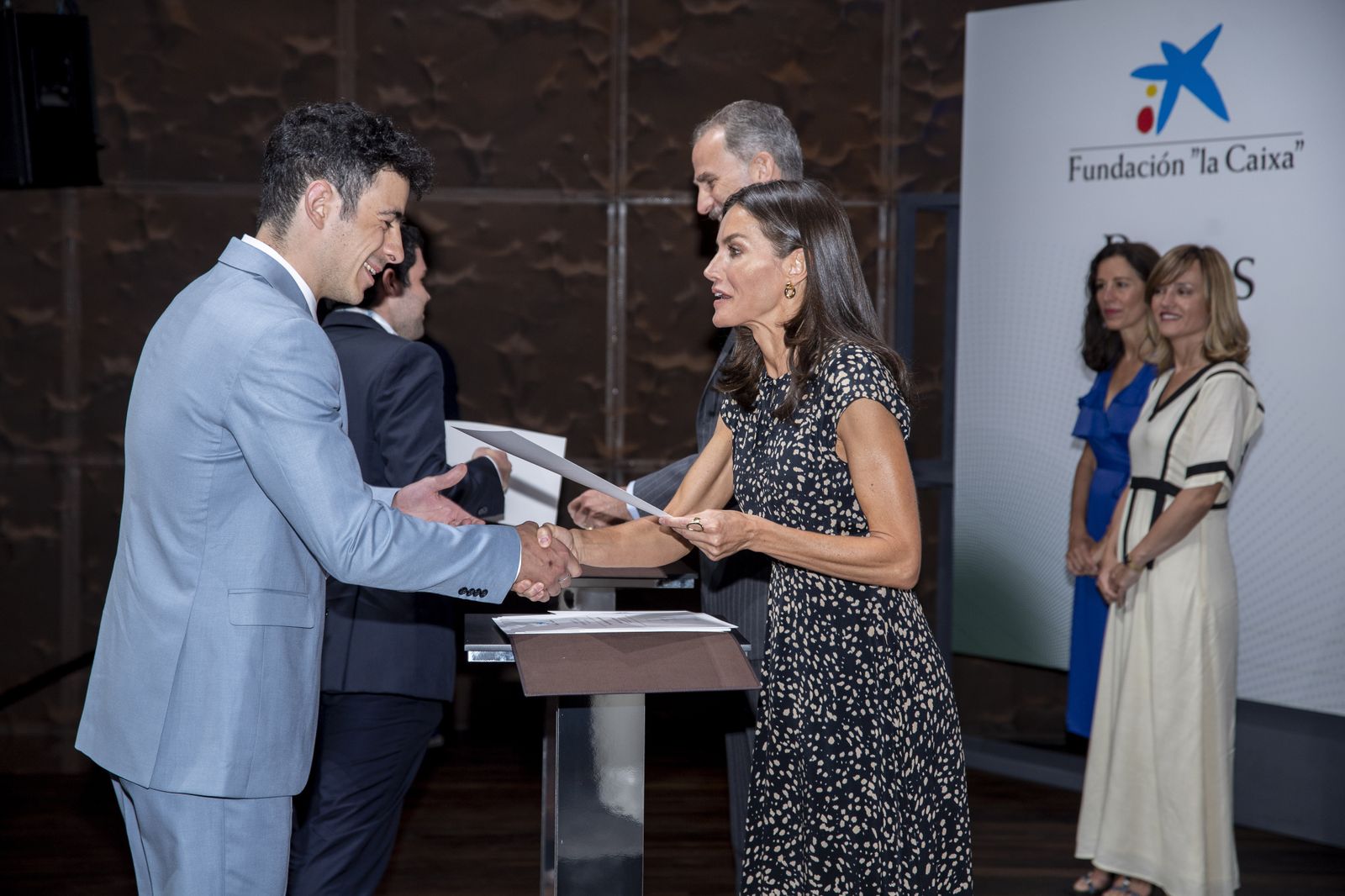 Mateo Rejón recibe su beca de manos de doña Letizia.