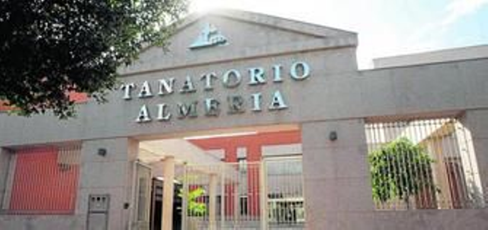 Entrada principal del Tanatorio de Almería.