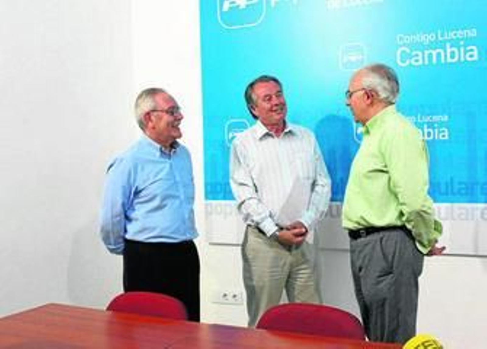 Manuel Gutiérrez, en el centro, antes de comenzar su rueda de prensa en la sede del PP de Lucena.