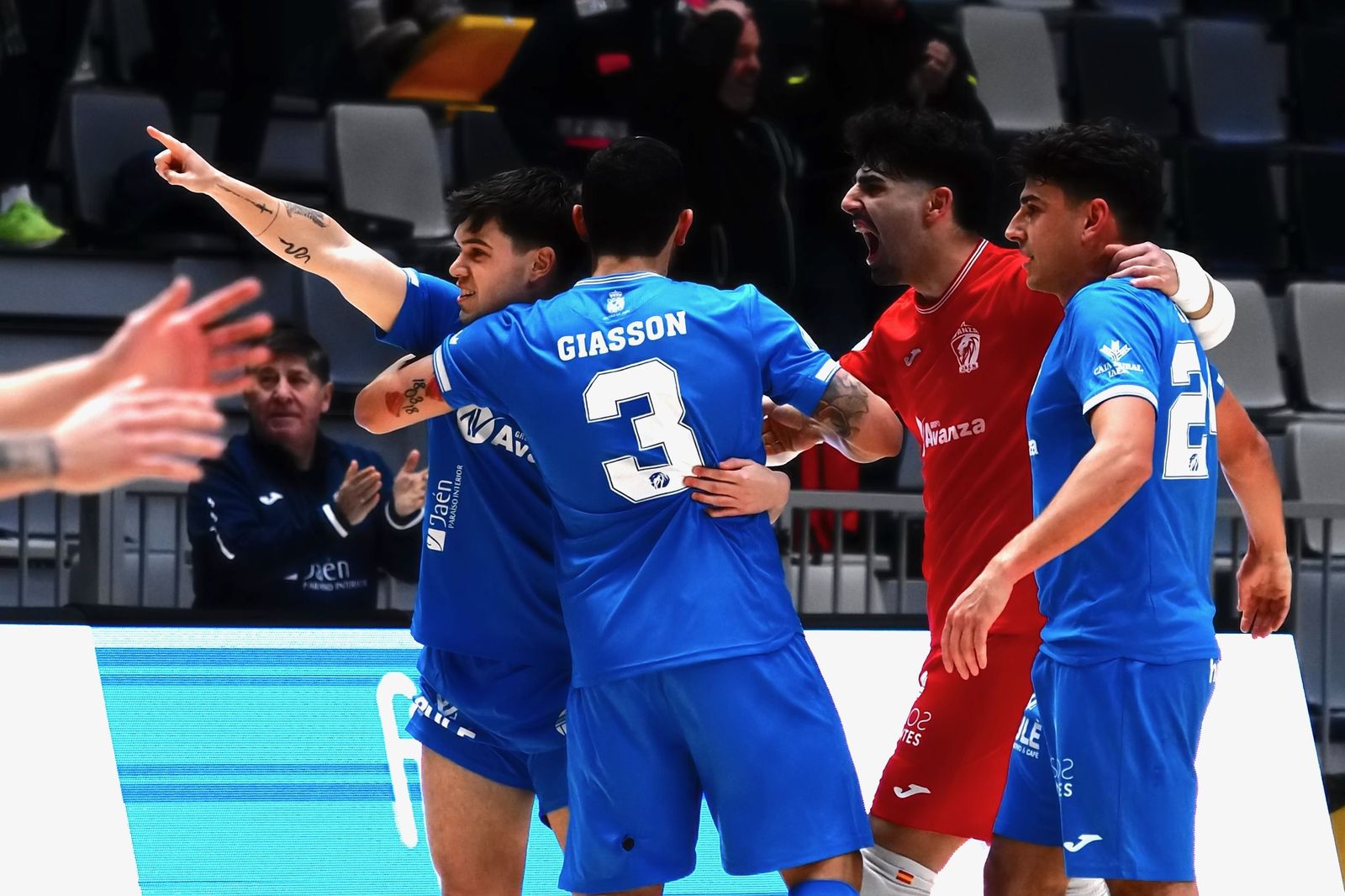 El equipo jiennense hace piña tras el tanto del triunfo.