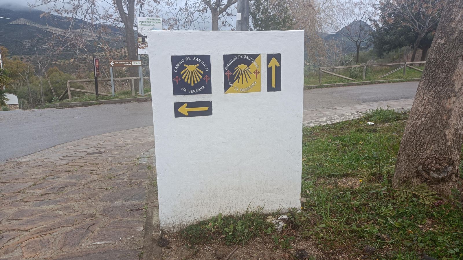 La Vía Serrana avanza hacia la izquierda; el Camino de la Frontera va de frente.