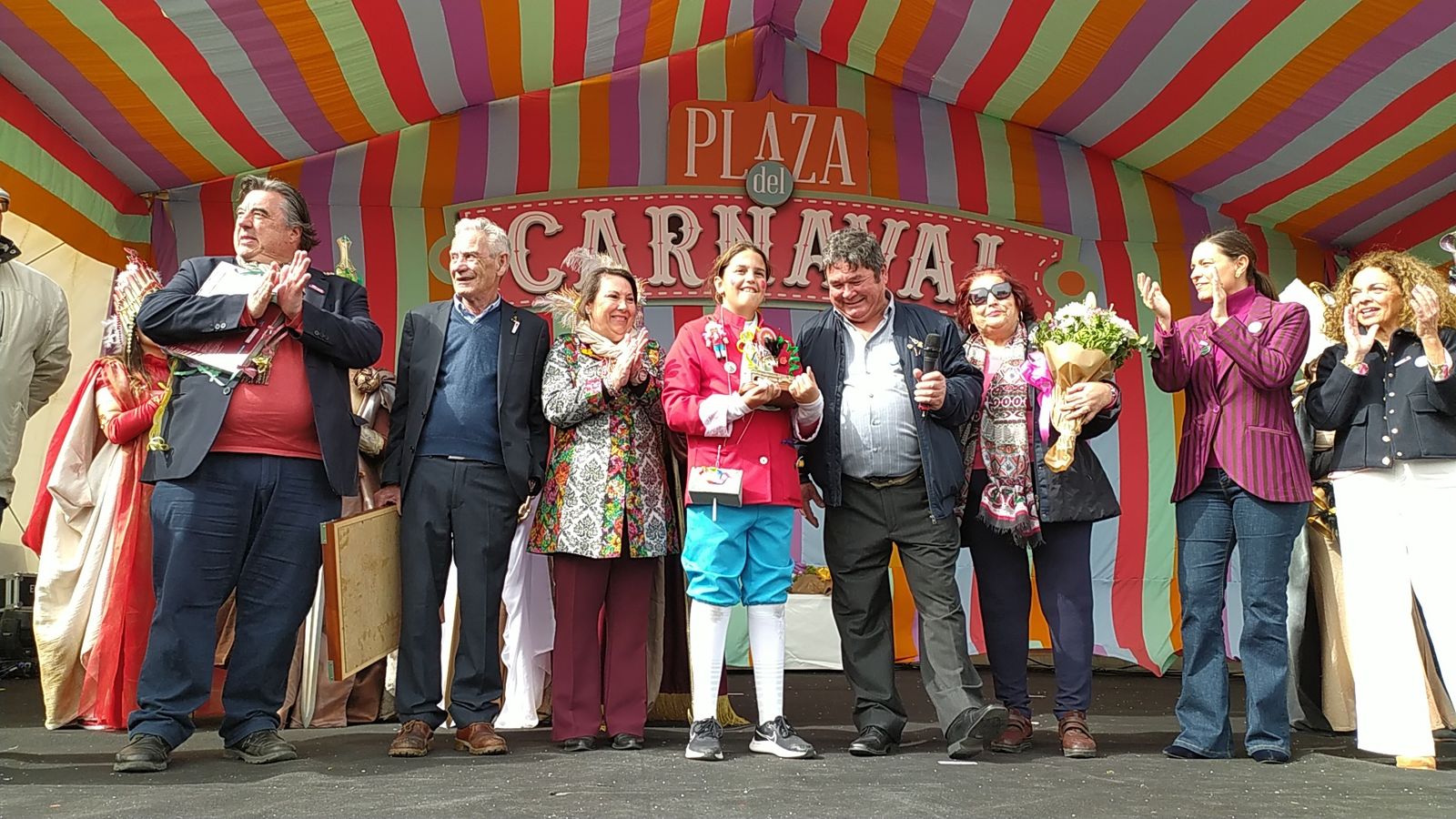 Las imágenes de la entrega del premio Pepe Requeté del Carnaval de San Fernando a Paco Lara