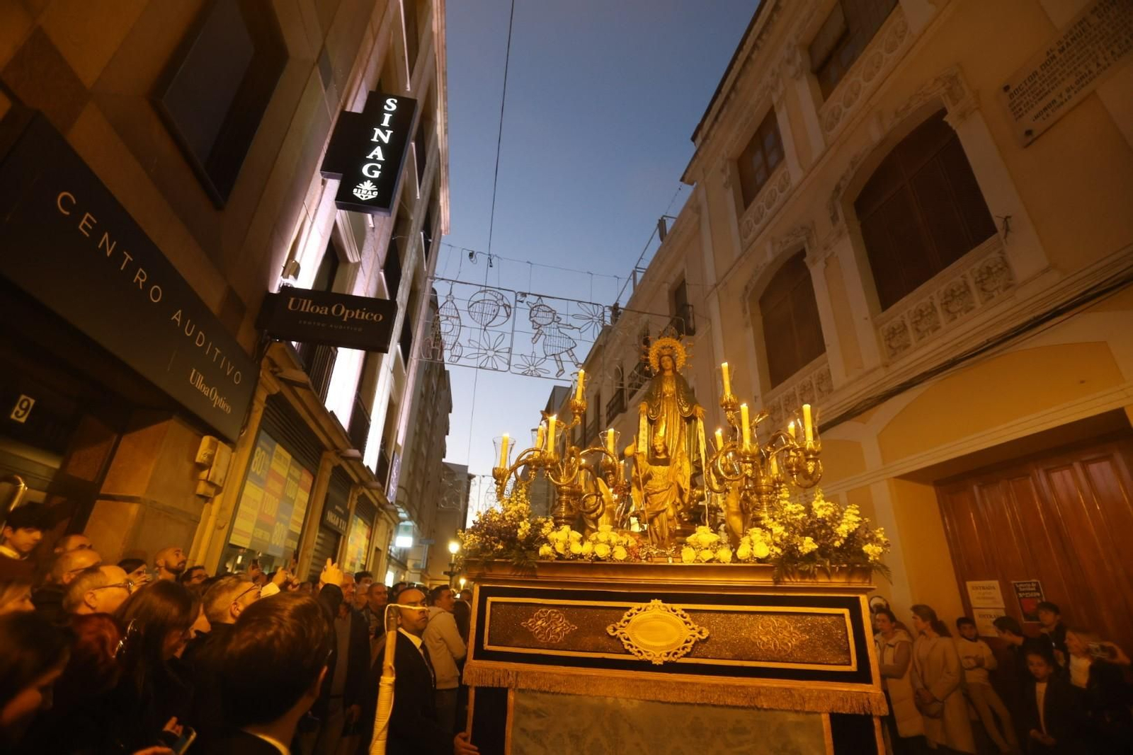 La Virgen de la Medalla Milagrosa, durante una salida procesional. La Virgen de la Medalla Milagrosa, durante una salida procesional.