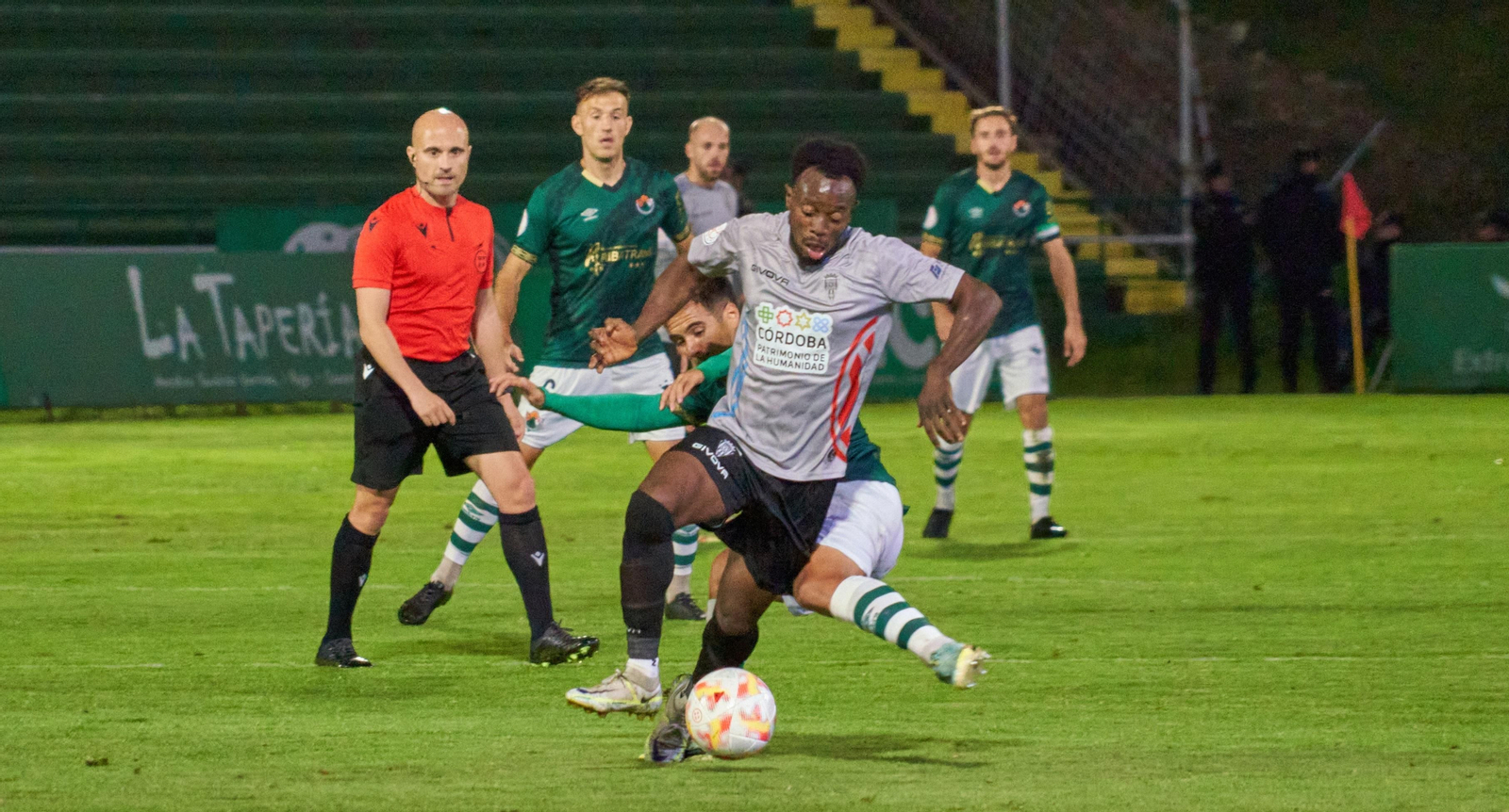 Vicente Moral, durante un lance del duelo entre el Córdoba CF y el Cacereño.