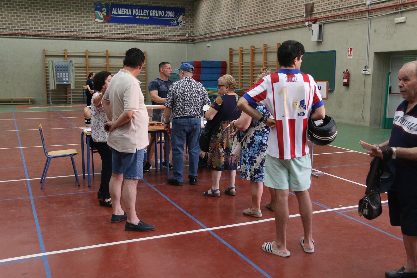 Almería hace cola para votar en las elecciones generales del 23J