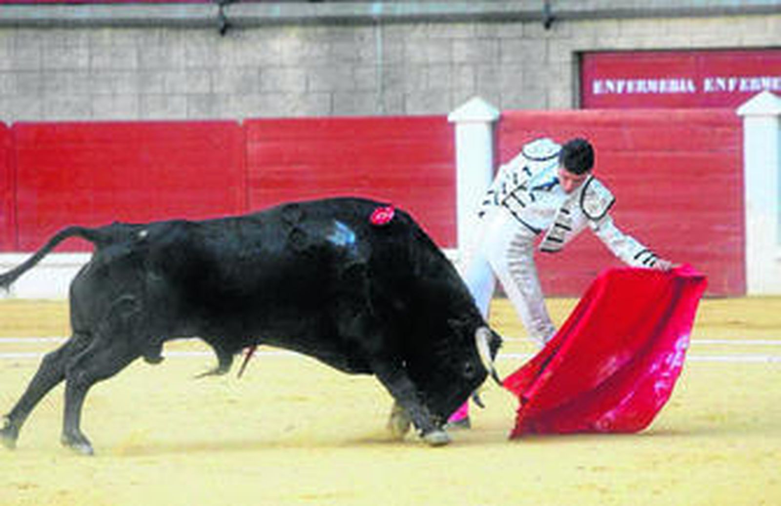 El novillero de Los Barrios, Hugo Iglesias, toreando al natural a su primer novillo de la tarde.