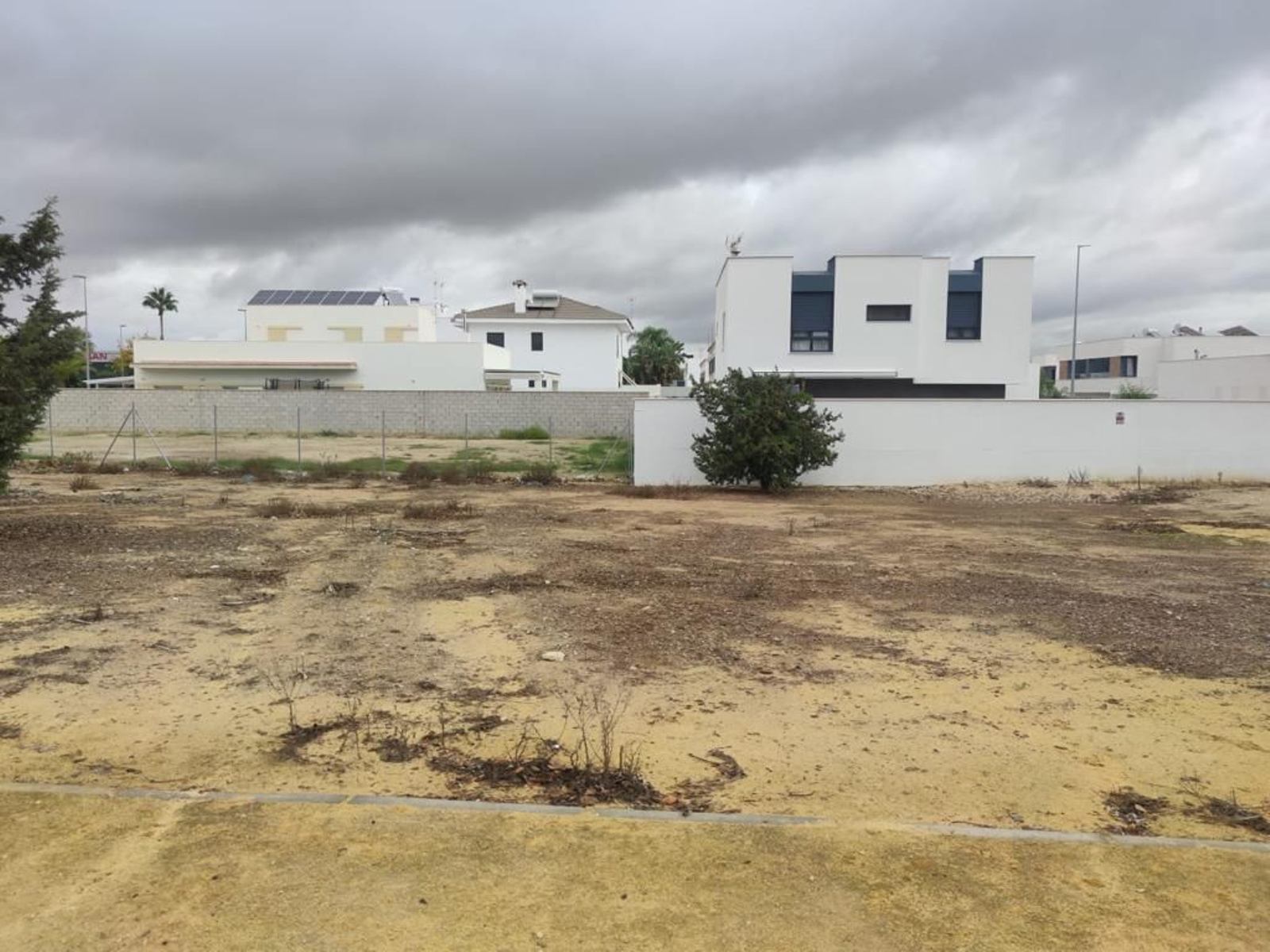 Quejas vecinales por el mal estado de los parques de Pozoalbero en Jerez.