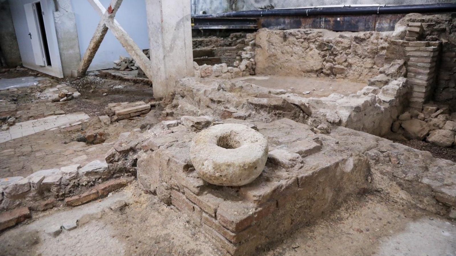 Piezas de la estructura de una antigua vivienda romana.