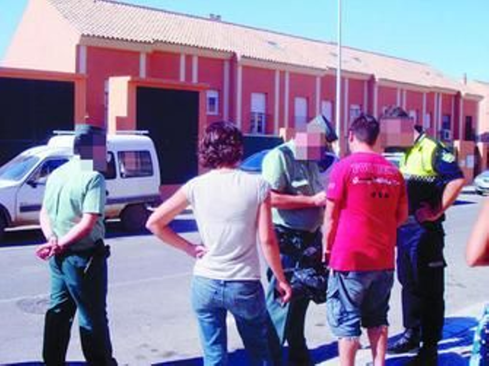 Agentes de la Guardia Civil y de la Policía Local toman declaración a los testigos tras el intento de atropello.