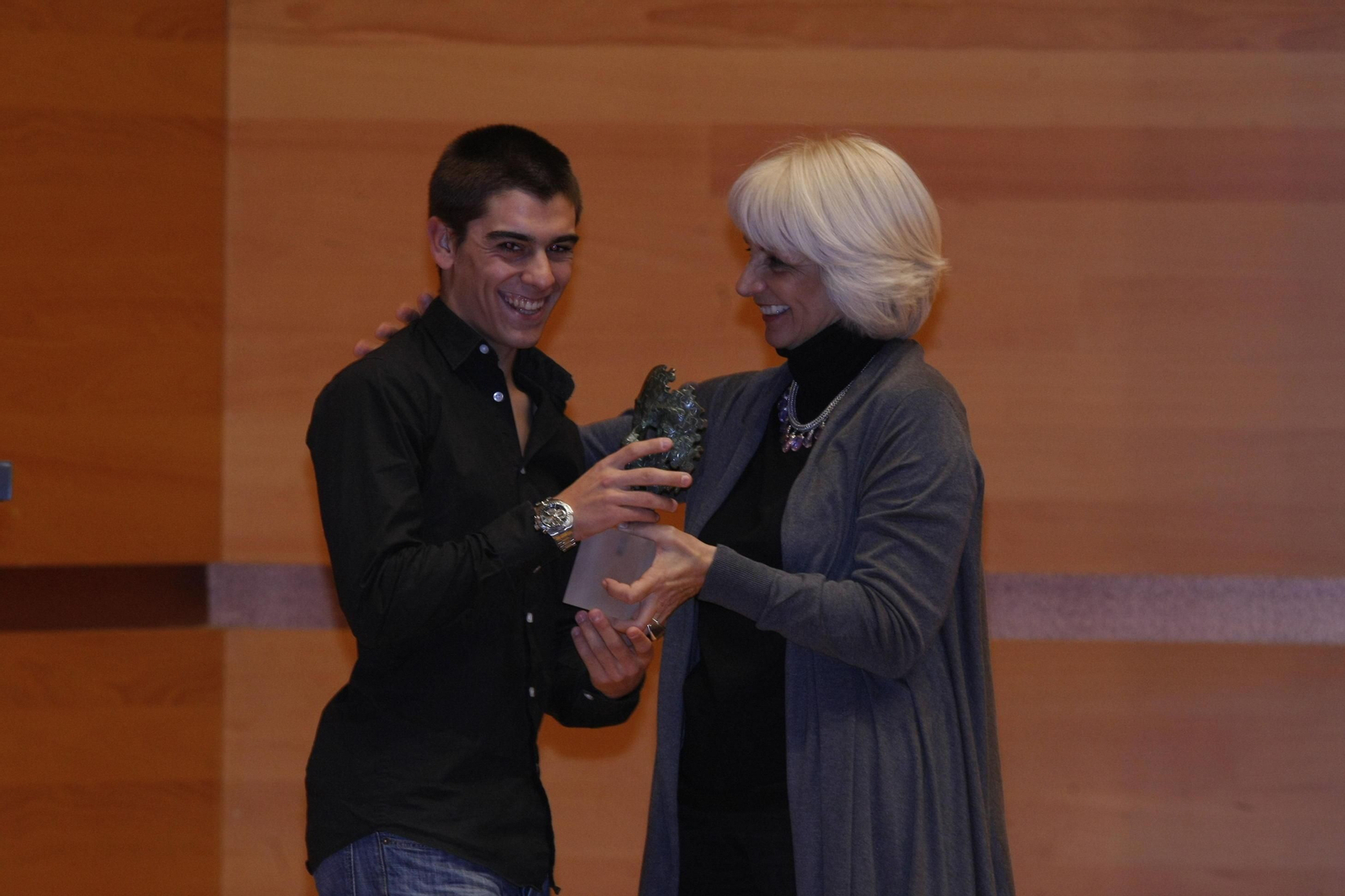 Alberto Moncayo recibe el premio de manos de Teófila Martínez.