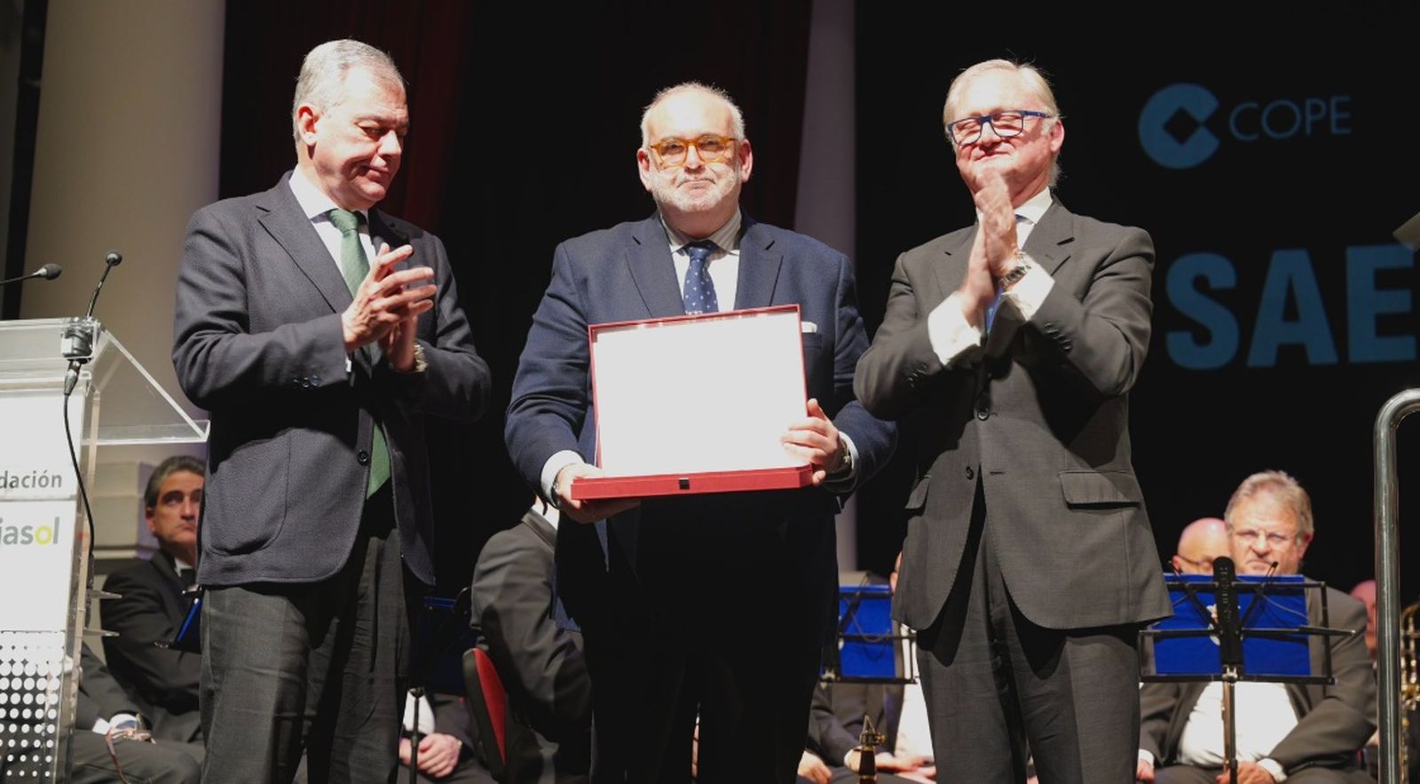 El hermano mayor recibe la Saeta de Oro