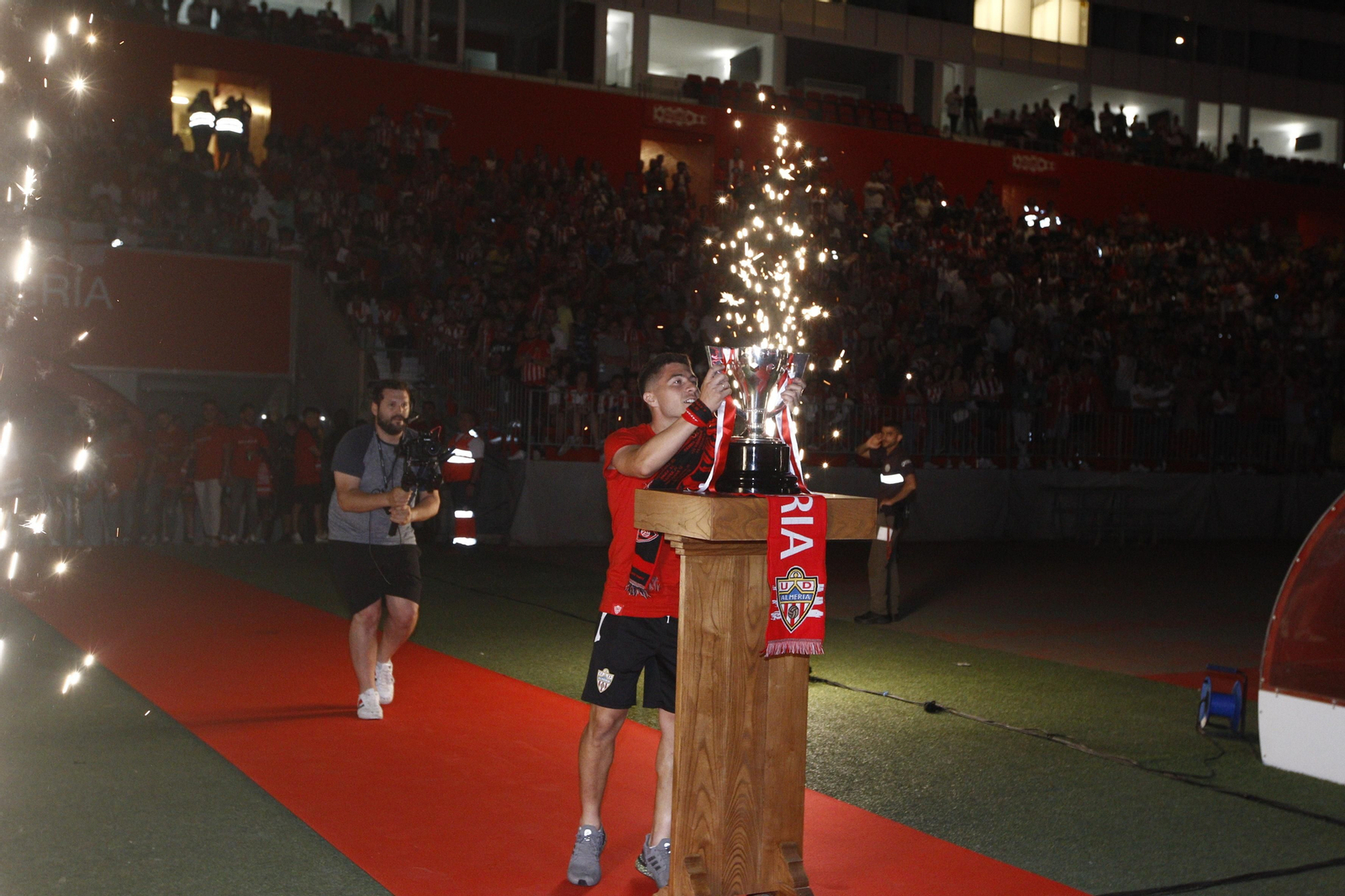 Las imágenes de la fiesta del ascenso de la U.D. Almería en el Estadio Mediterráneo.