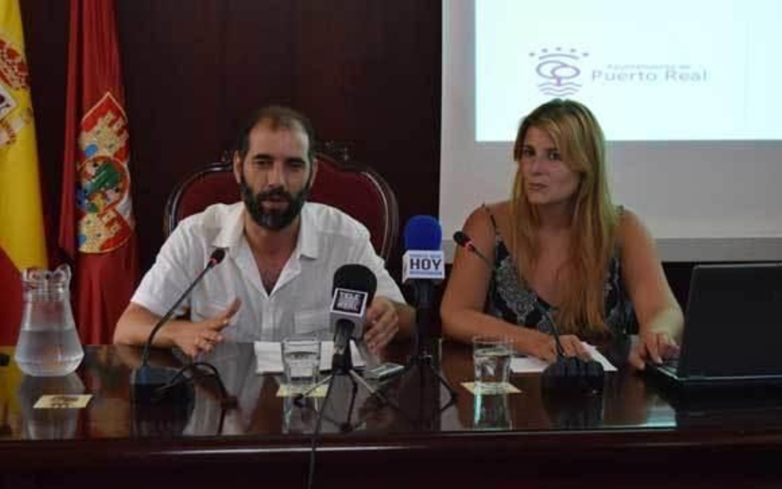 Mónica González, junto al actual alcalde de Puerto Real, Antonio Romero, en una imagen del pasado mes de agosto. /C.P.