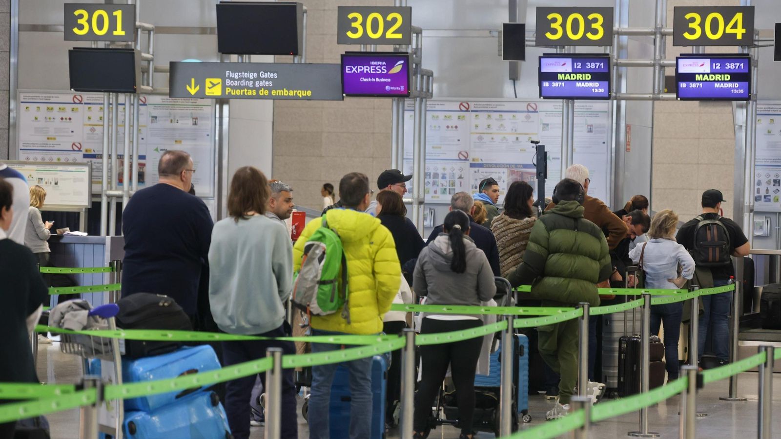 Turistas esperando para dejar sus equipajes para un vuelo desde Málaga a Madrid.