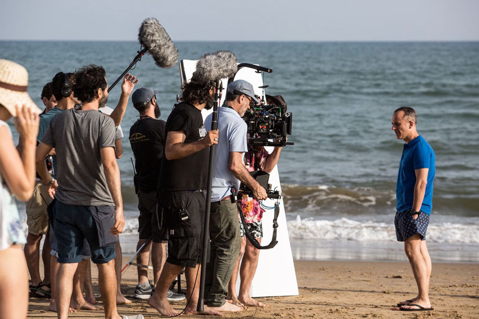 El actorJavier Gutiérrez, a la derecha, durante el rodaje de una escena en la playa de Islantilla.