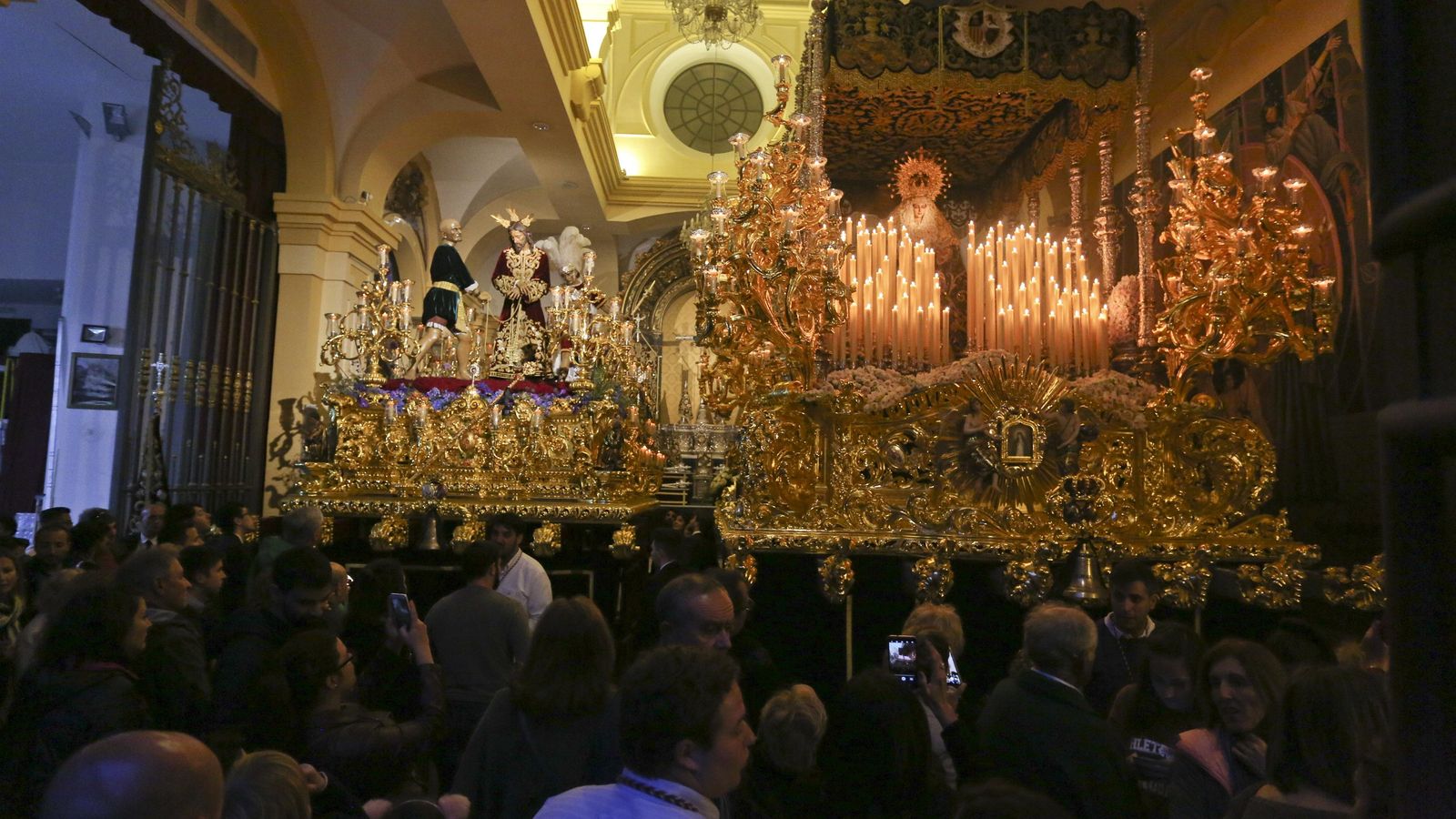 Los Titulares de la cofradía de la Paloma en su casa hermandad.
