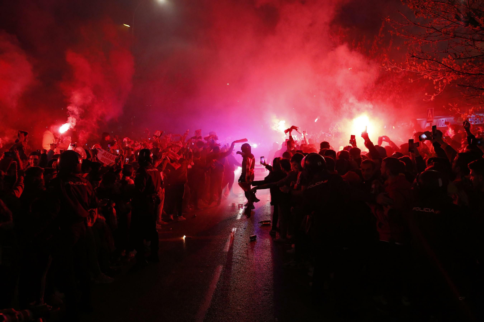 Apoteósico recibimiento a la plantilla del Granada