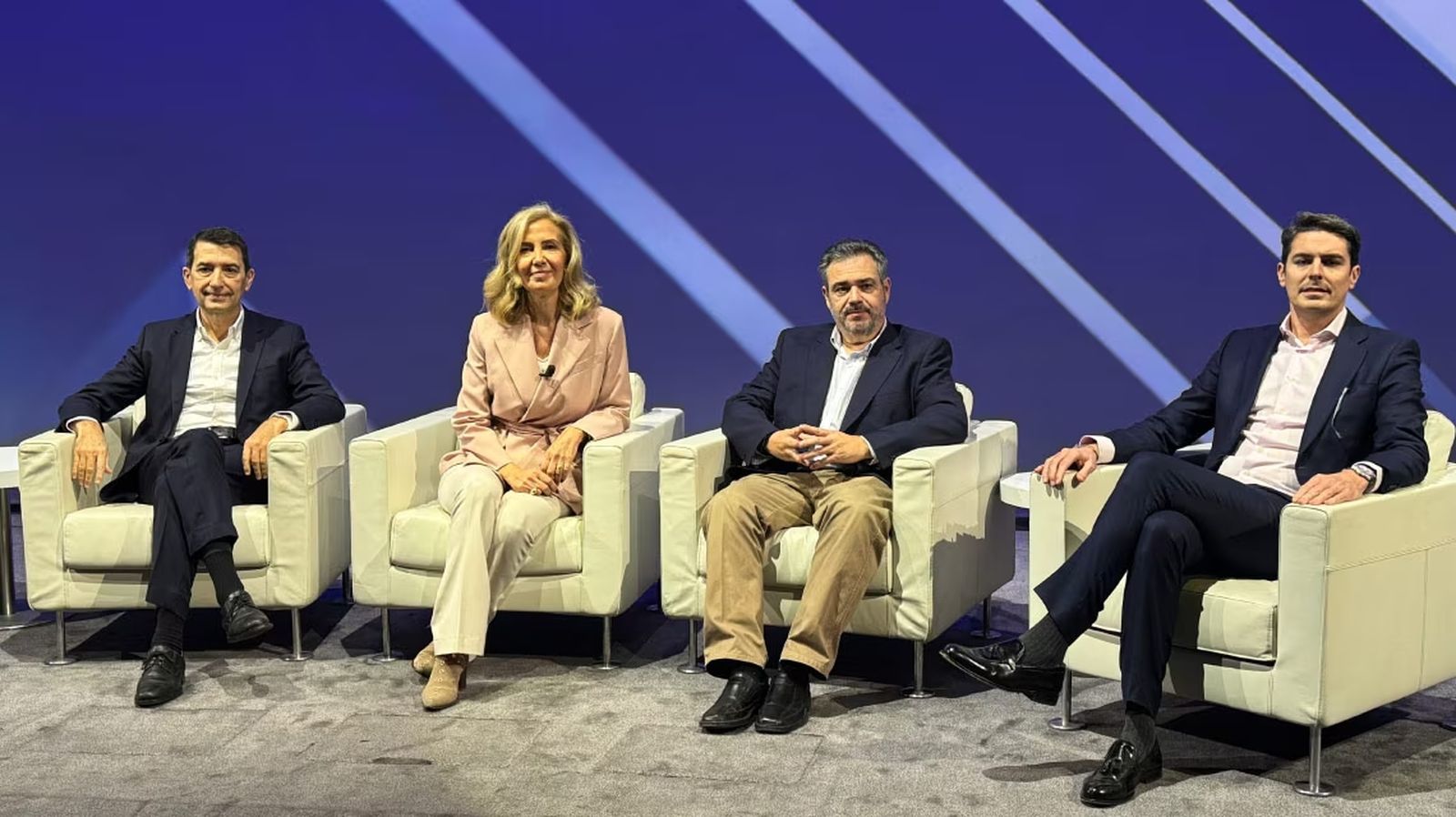 De izquierda a derecha: Rafael Doménech, responsable de Análisis Económico de BBVA Research; Belén García-Moya, directora de Asesoramiento y Altos Patrimonios de Banca Privada de BBVA en España; Álvaro Manteca, responsable de Análisis y Estrategia de Banca Privada de BBVA en España; y Roberto Hernanz, responsable de Mercados de Banca Privada de BBVA en España.