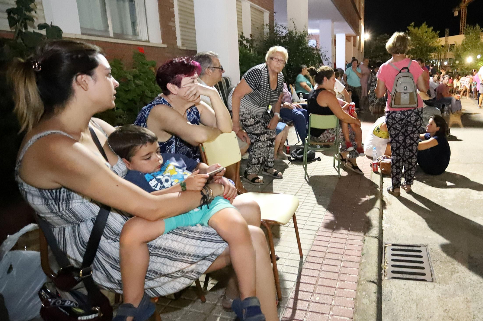 Imágenes de los evacuados de  Almonaster acogidos en Cortegana por el incendio